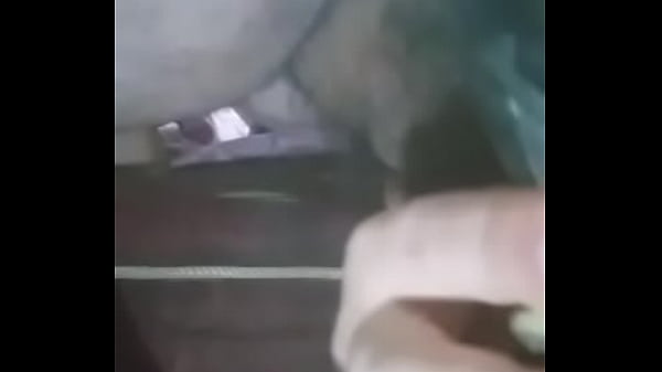 Coloquei um consolo na minha lelequinha e toquei uma siririca ate gosar depois passei a porra na putinha