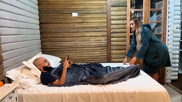 NO DEJABA EL CELULAR HASTA QUE VIO MI CULO Y MI VERGA DURA