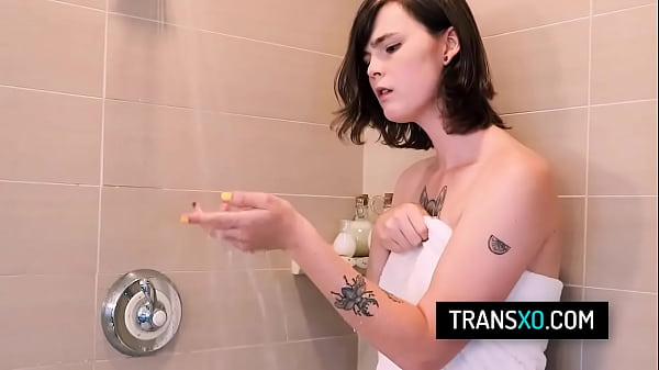 Hot trans teen Lain Arbor masturbates in the shower