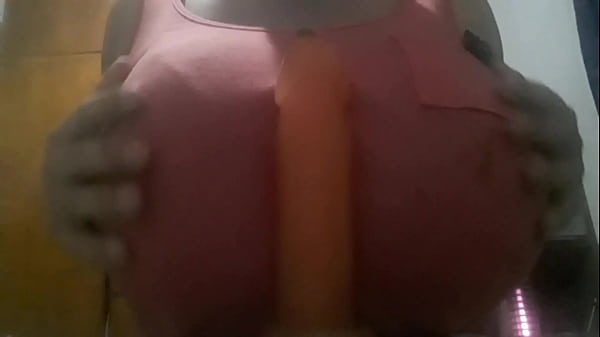 Chupando el juguetes de mami