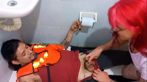 Plomero fornica con chica trans